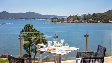 Suite Luxury, terrazzo, vista mare | Minibar, una cassaforte in camera, insonorizzazione, ferro/asse da stiro