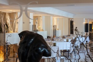 2 restaurants, servant le dĂźner et le souper; cuisine italienne
