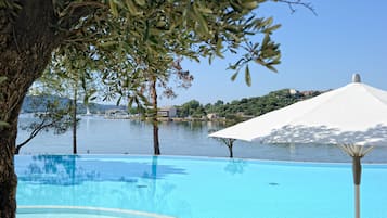 Piscine couverte, parasols de plage, chaises longues