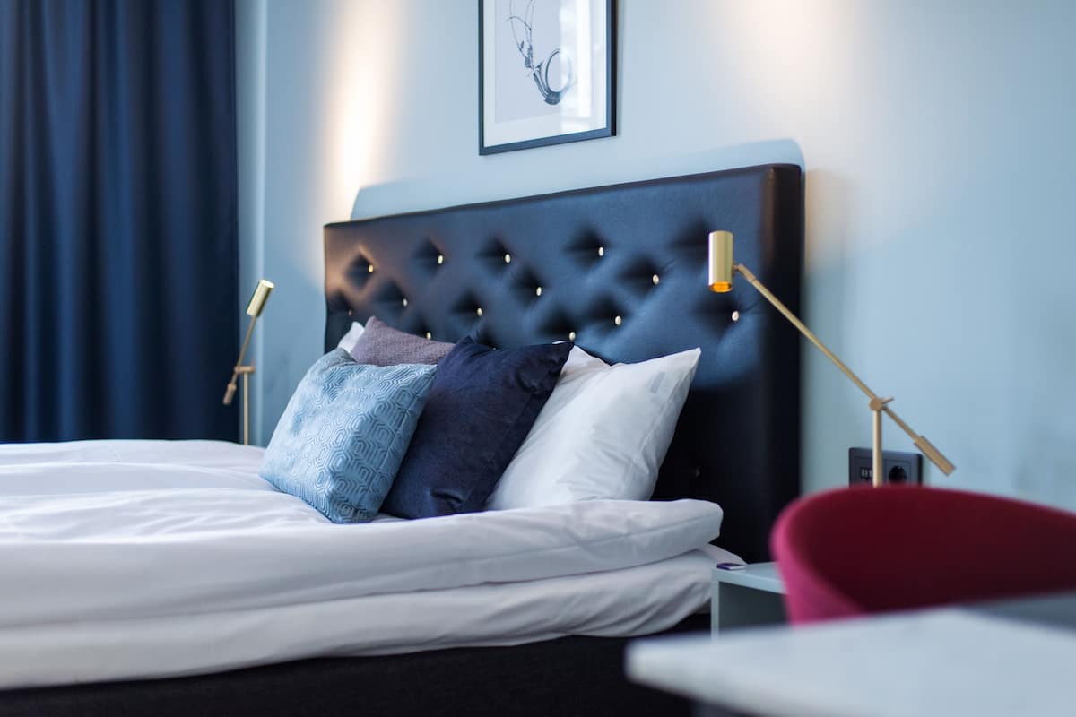Een minibar, individueel gemeubileerd, een bureau
