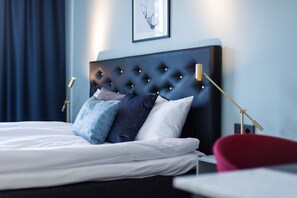 ミニバー、客室ごとに異なるインテリア、デスク、遮光カーテン