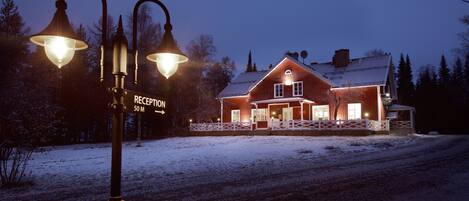 Fassade der Unterkunft – Abend/Nacht