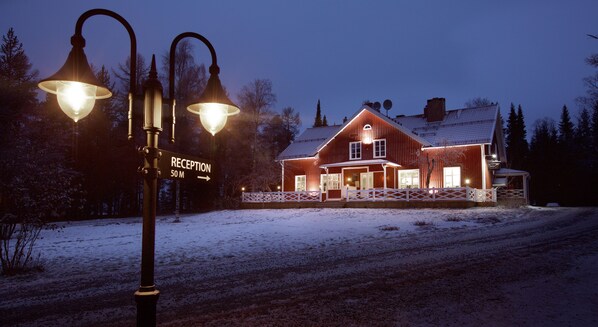 Fassade der Unterkunft – Abend/Nacht