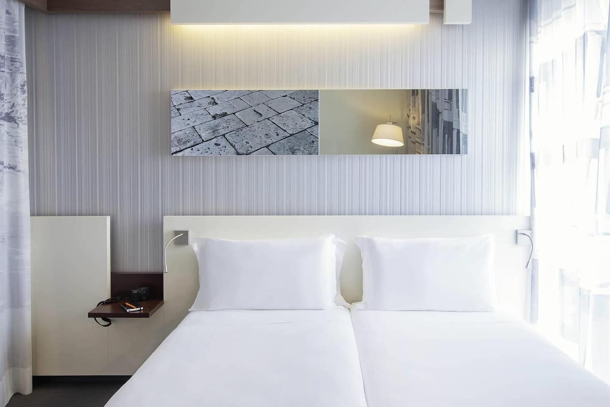 Quarto duplo superior, 2 camas de solteiro | Frigobar, cofres nos quartos, escrivaninha, quartos à prova de som