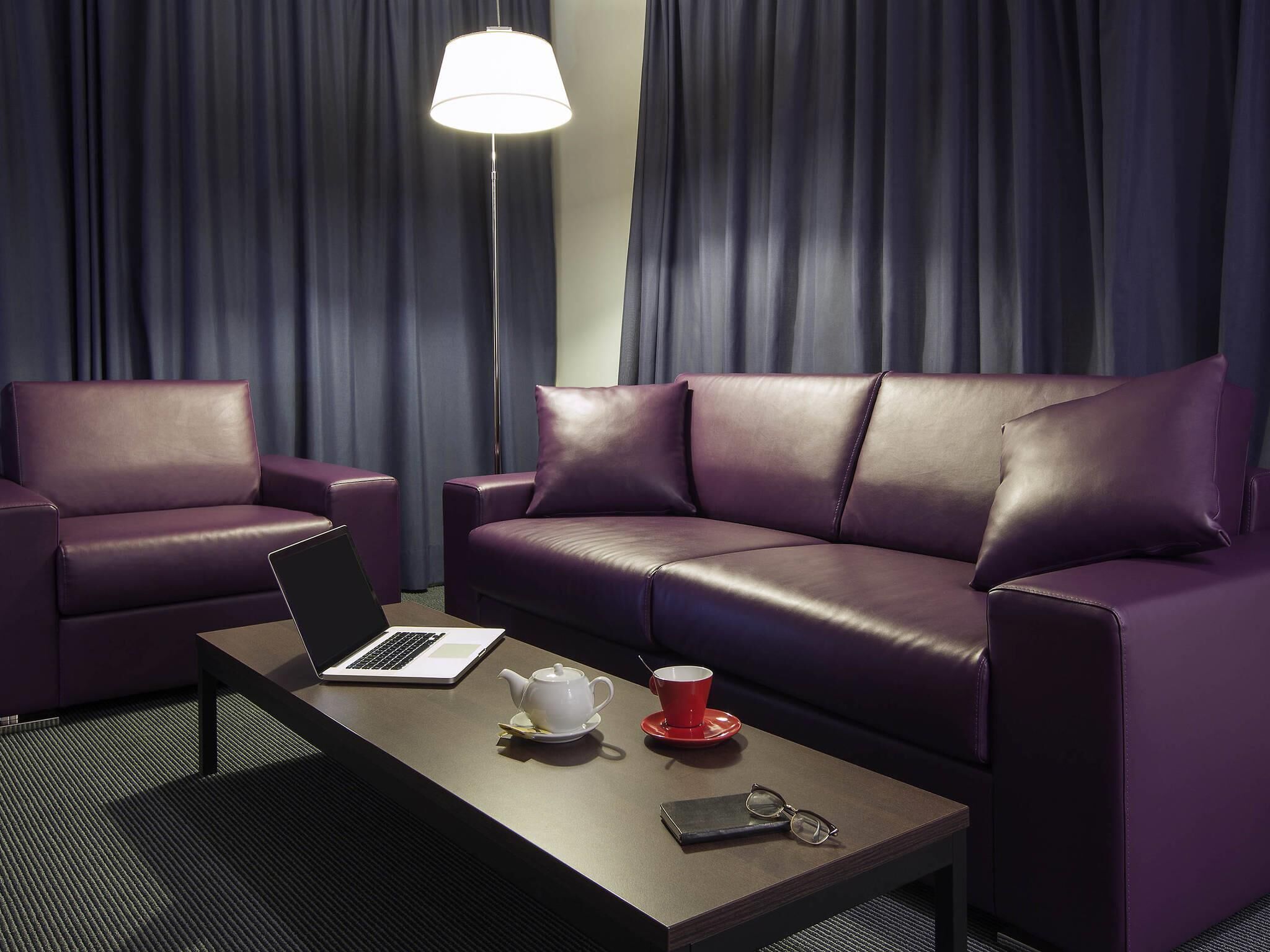 Suite Junior, 1 Tempat Tidur King | Minibar, brankas, meja kerja, dan kedap suara