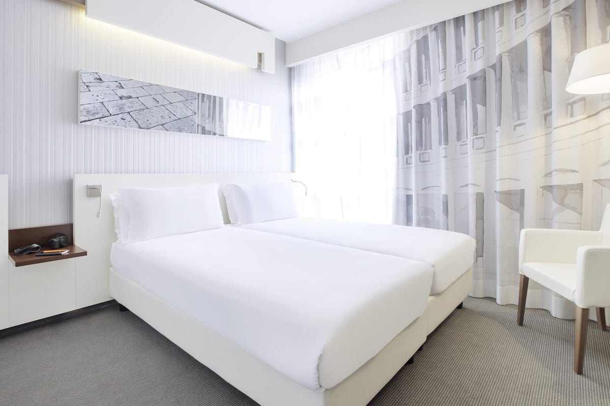 Frigobar, cofres nos quartos, escrivaninha, quartos à prova de som