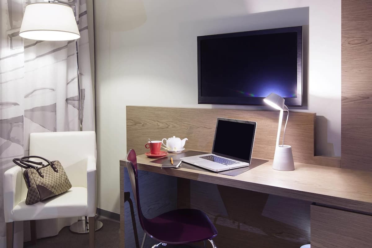 Minibar, caja de seguridad en la habitación y escritorio
