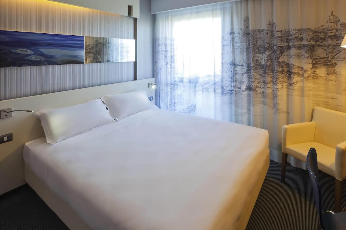 Frigobar, cofres nos quartos, escrivaninha, quartos à prova de som