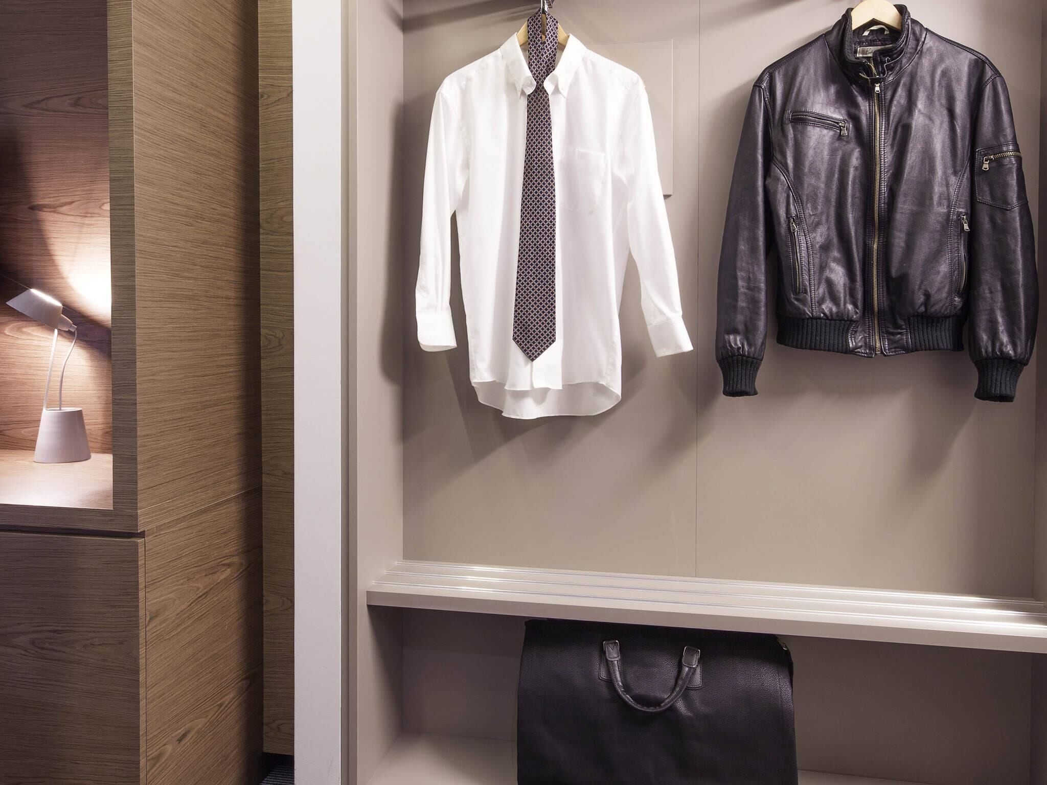 Minibar, caja de seguridad en la habitación y escritorio 