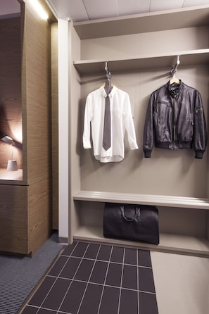 Minibar, Zimmersafe, Schreibtisch, schallisolierte Zimmer
