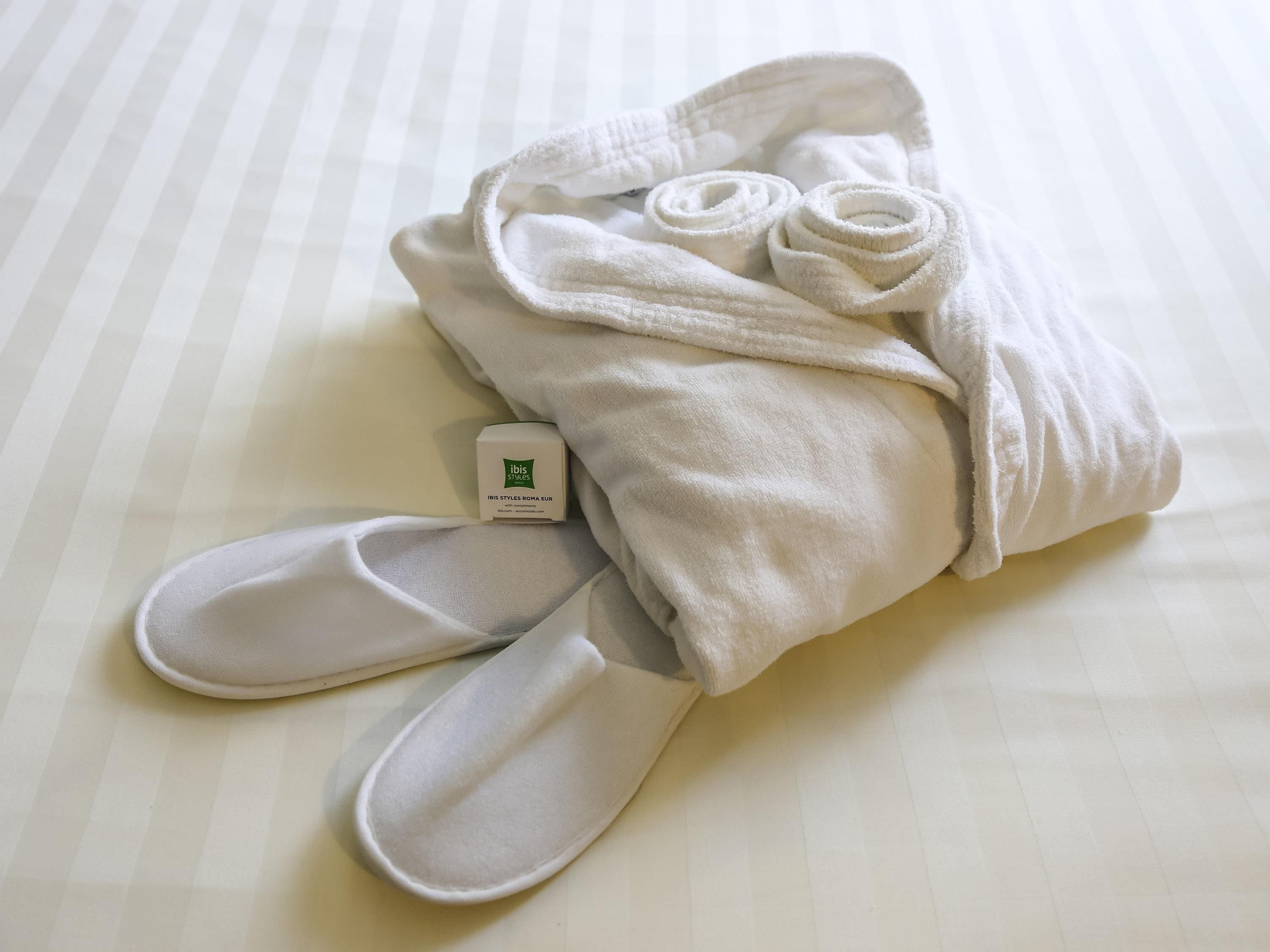 Minibar, caja de seguridad en la habitación y escritorio 