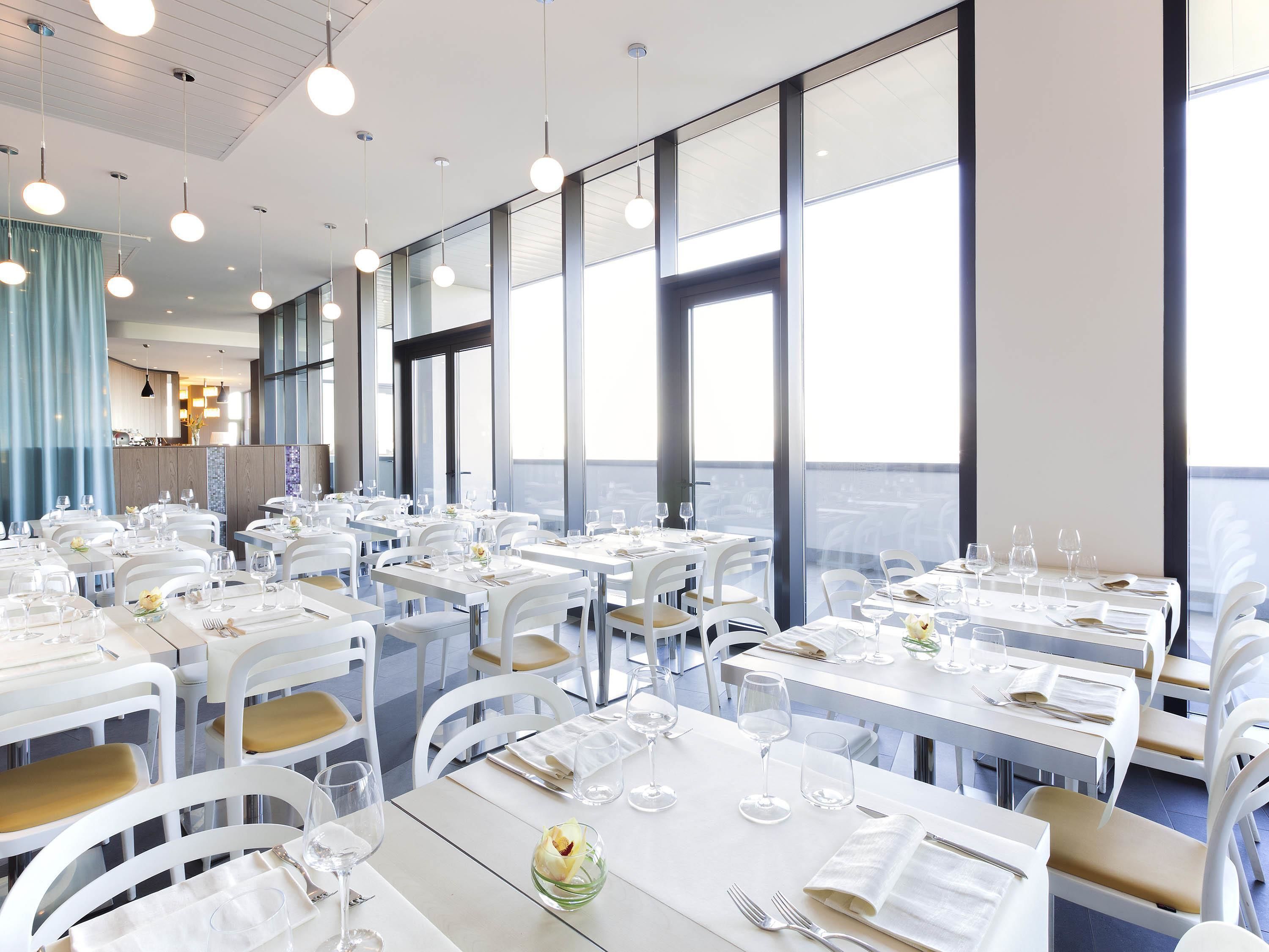 朝食、ランチ、ディナーに営業 (イタリア料理、屋外席)