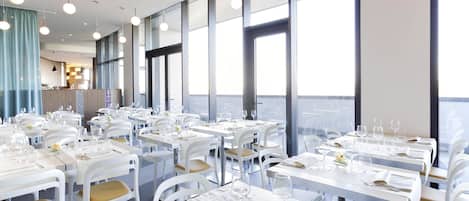 Breakfast, lunch, dinner served; Italian cuisine, alfresco dining