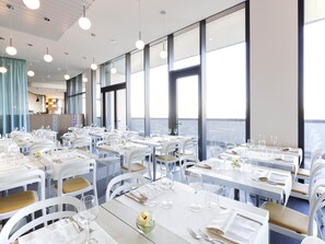 Breakfast, lunch, dinner served; Italian cuisine, alfresco dining - ibis Styles Roma Eur (Rome)