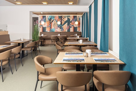 Desayuno buffet diario (EUR 8 por persona)