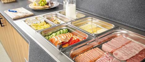 Petit déjeuner buffet (8 EUR par personne)