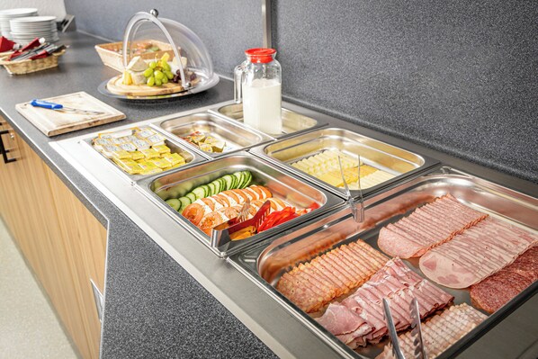 Tägliches Frühstücksbuffet (8 EUR pro Person)