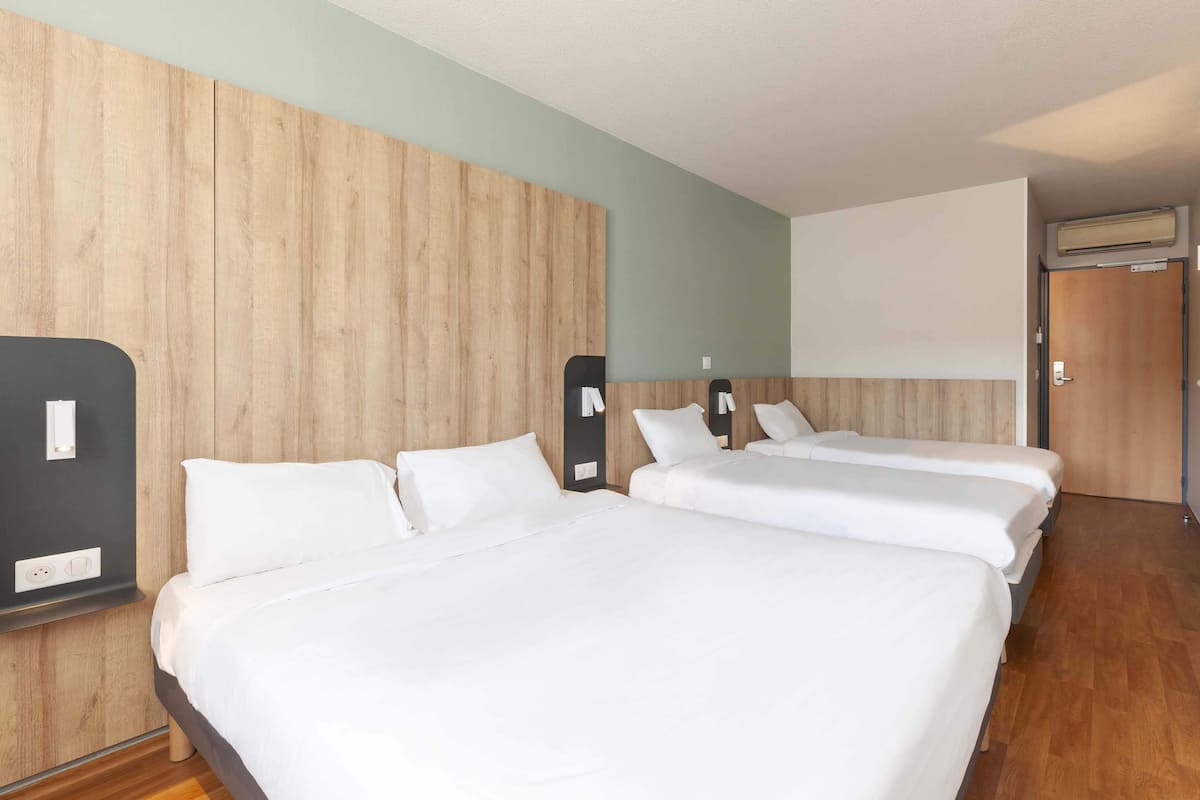 Chambre quadruple, non-fumeur | Bureau, système dâinsonorisation, accès au Wi-Fi (inclus)