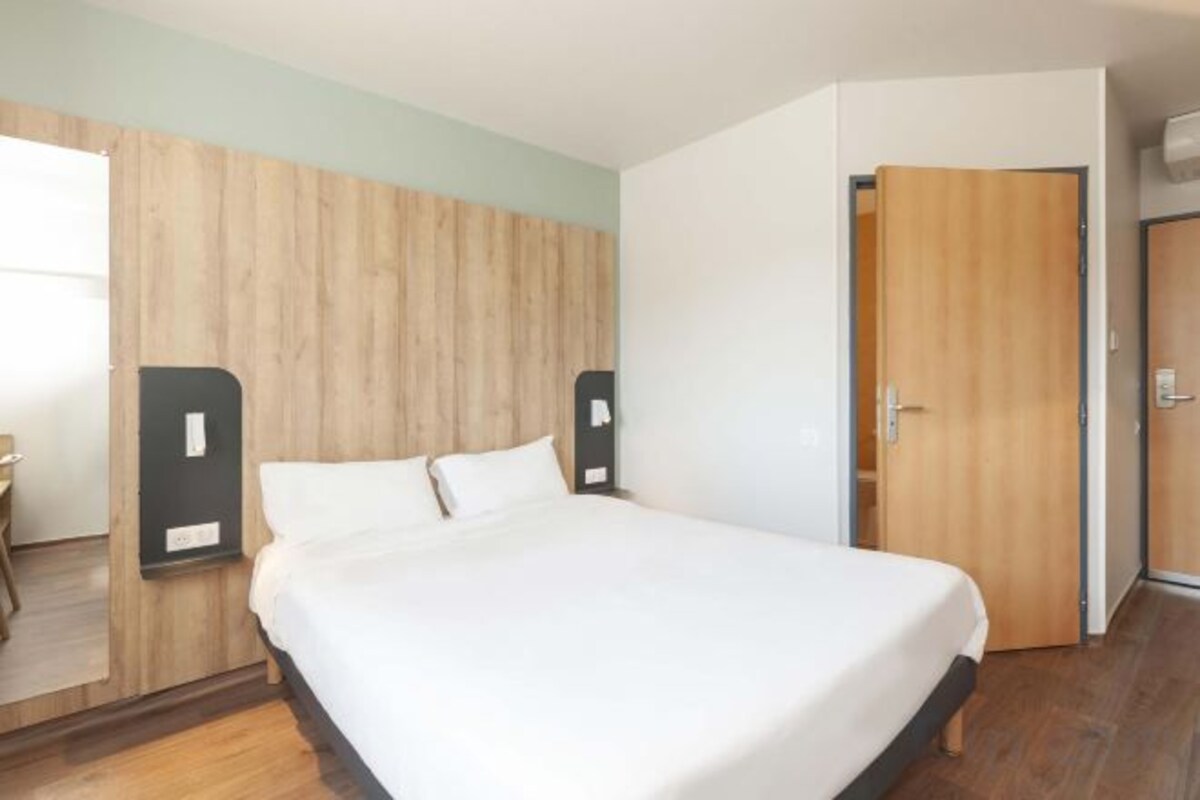Desk, soundproofing, WiFi (free), bed sheets