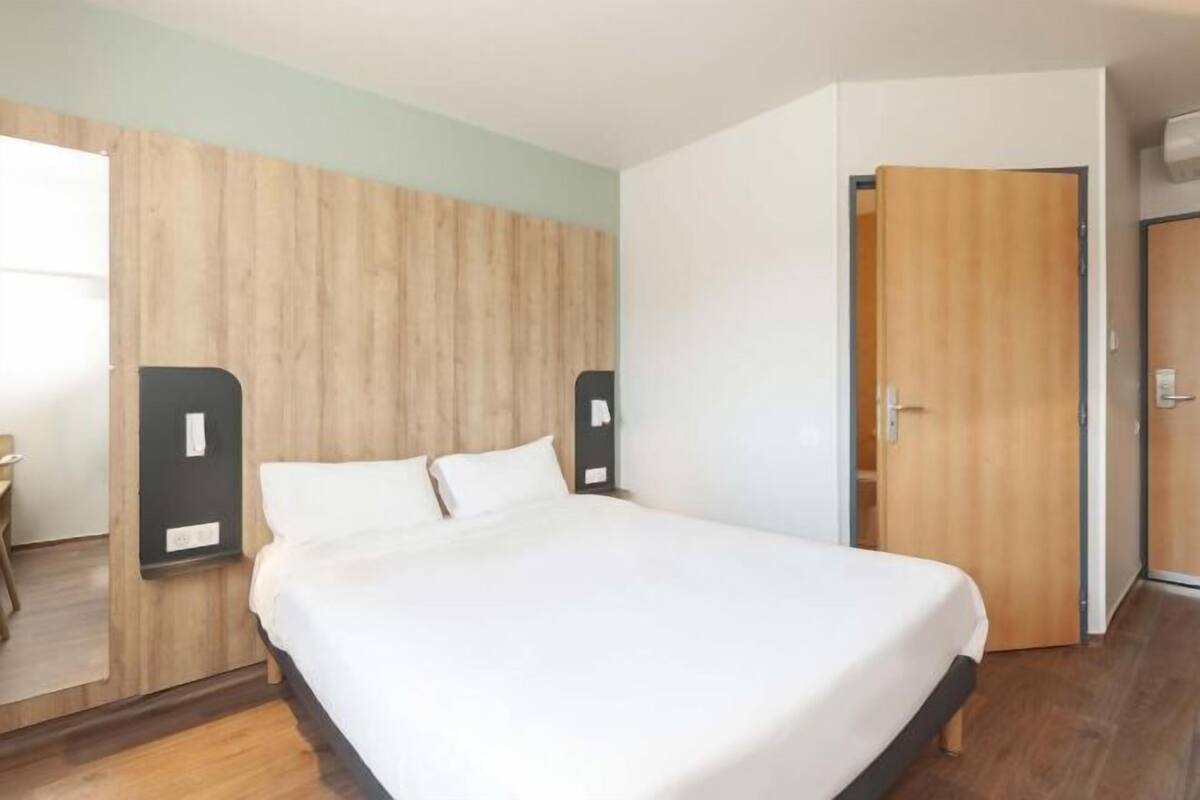 Desk, soundproofing, WiFi (free), bed sheets