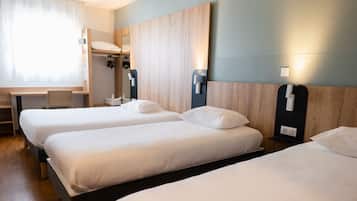 Quadruple Room, Non Smoking | Desk, soundproofing, free WiFi, bed sheets