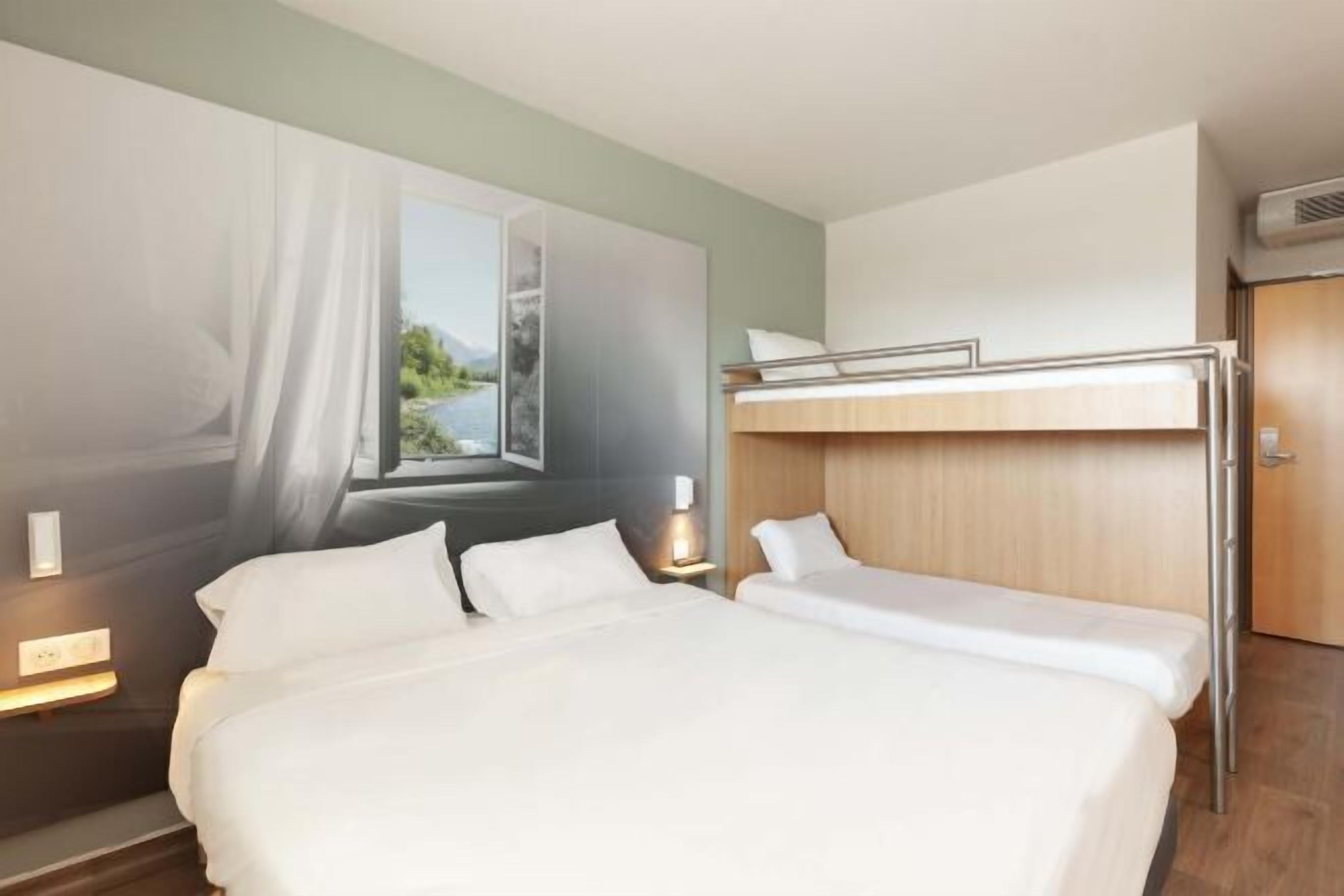 Desk, soundproofing, free WiFi, bed sheets