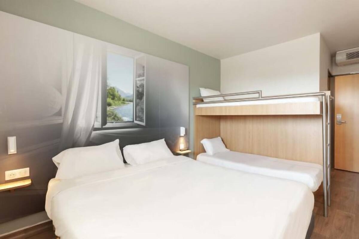 Desk, soundproofing, WiFi (free), bed sheets