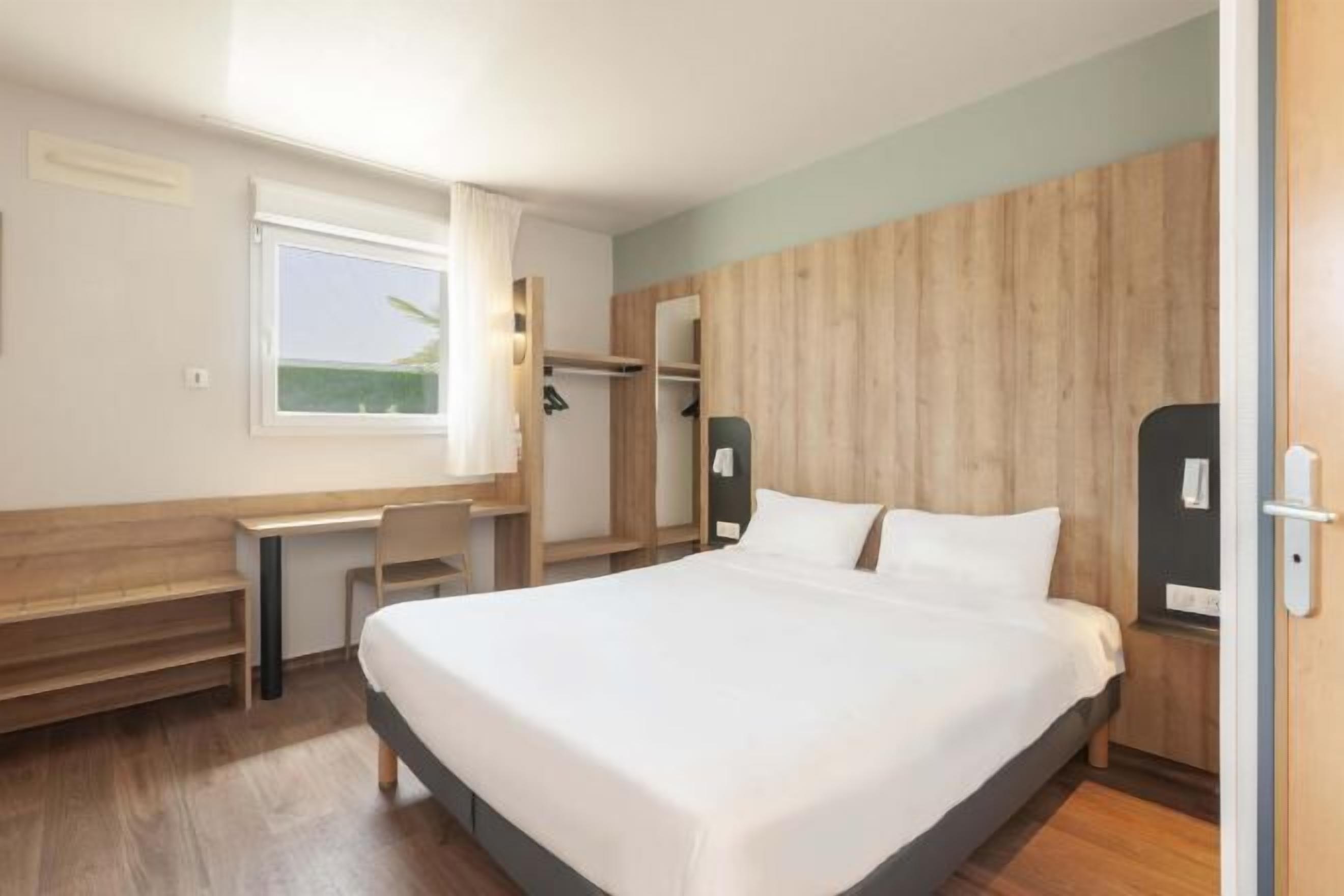 Desk, soundproofing, free WiFi, bed sheets