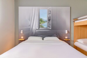 Quadruple Room, Non Smoking | Desk, soundproofing, free WiFi, bed sheets - B&B HOTEL Pau Lescar (Lescar)