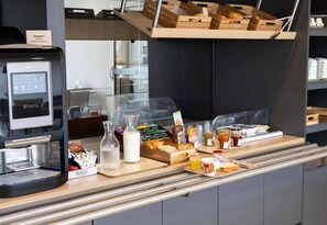 Daily buffet breakfast for a fee - B&B HOTEL Pau Lescar (Lescar)