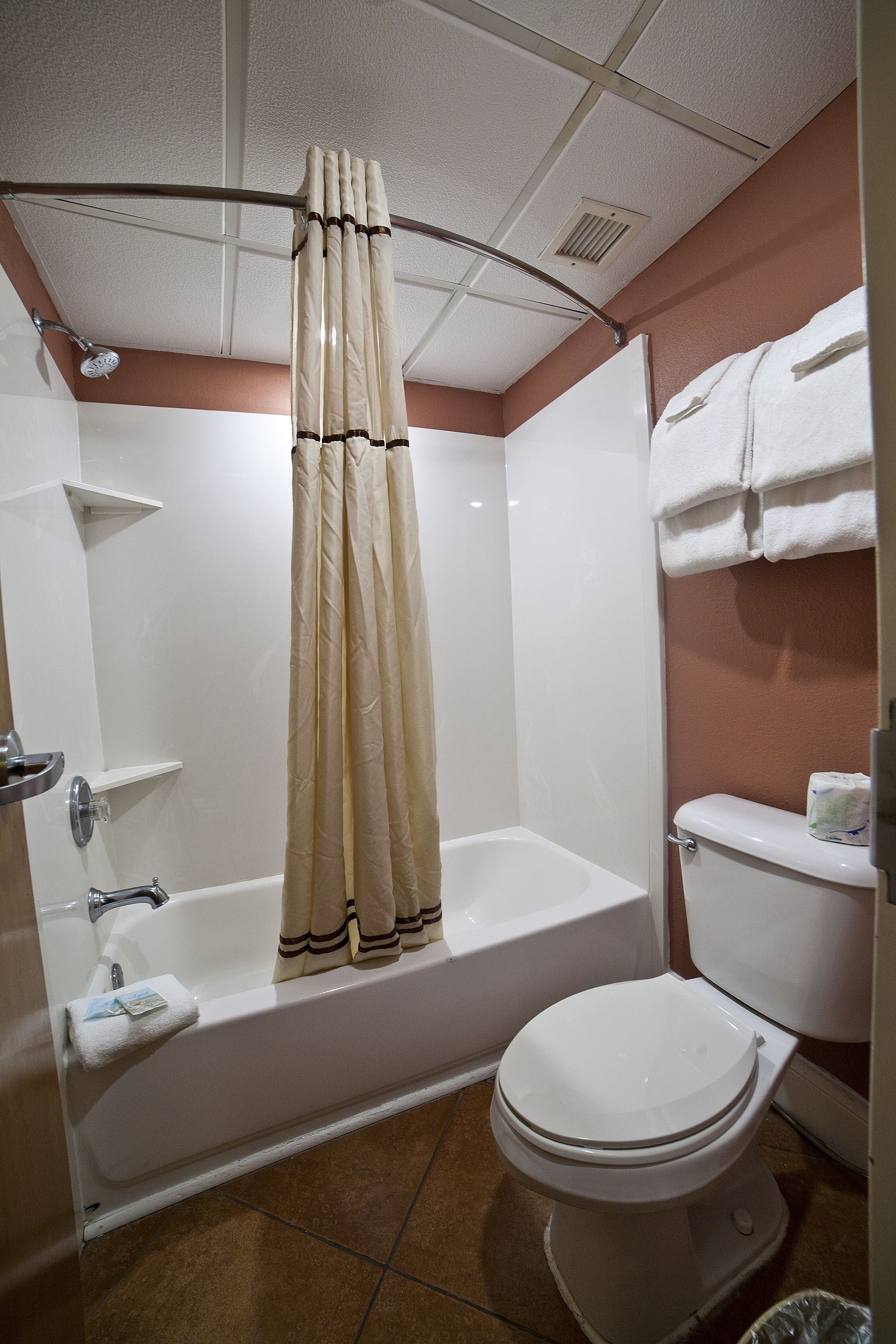 deluxe room, 1 king bed | in-room safe, desk, blackout curtains, soundproofing