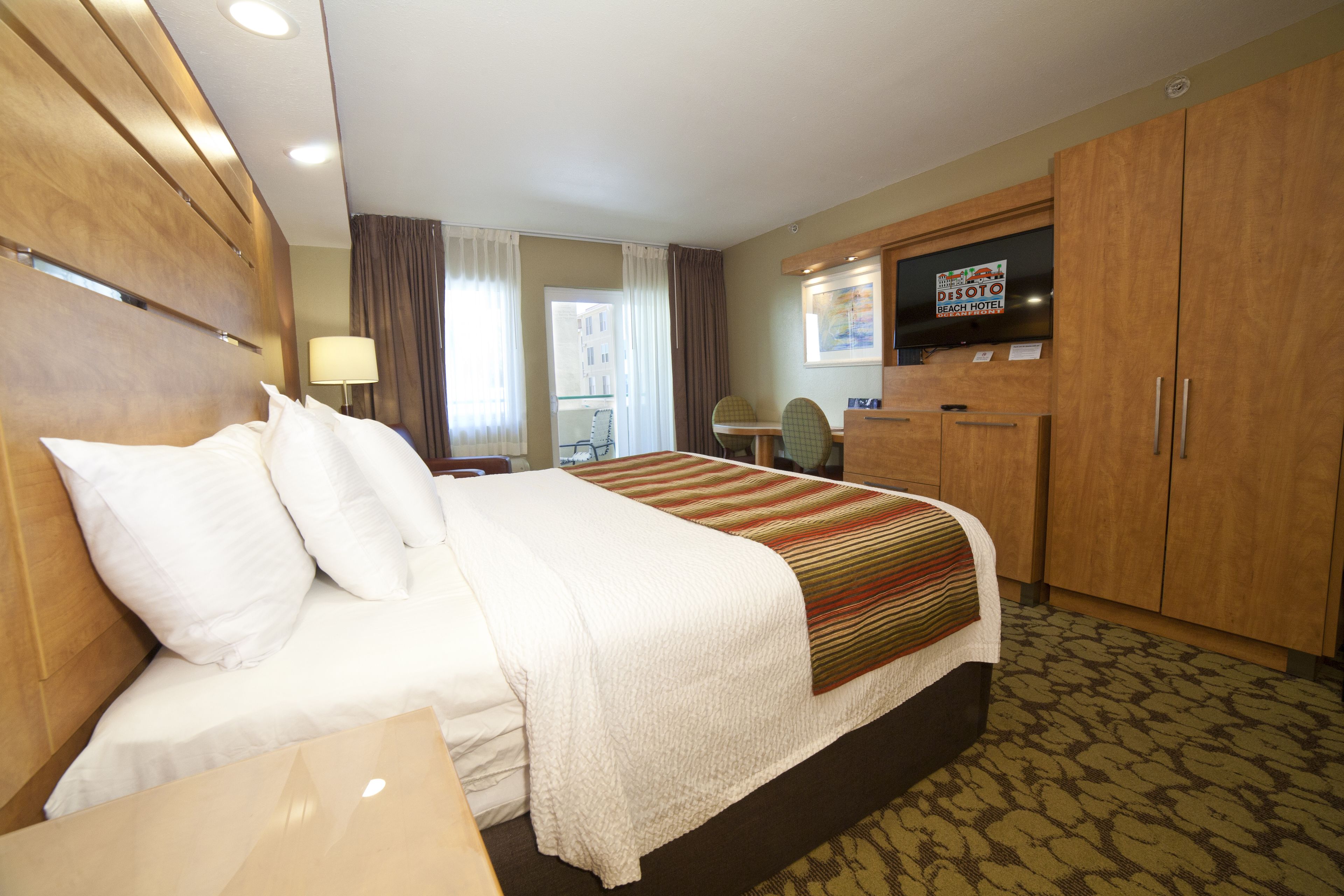 economy room, 1 king bed | in-room safe, desk, blackout curtains, soundproofing