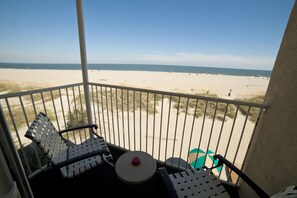 Grand kamer, 1 kingsize bed met slaapbank, uitzicht op strand | Balkon