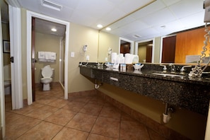 Family Suite | Bathroom | Free toiletries, hair dryer, towels, soap