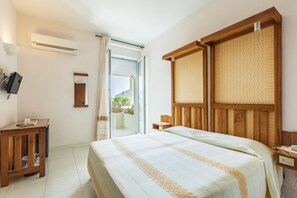 Superior Double Room | Minibar, in-room safe, desk, free WiFi - Hotel Miramare (Dorgali)