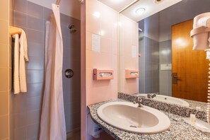 Single Room | Bathroom | Shower, free toiletries, hair dryer, bidet - Hotel Miramare (Dorgali)