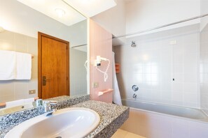Habitación cuádruple clásica | Baño | Regadera, amenidades de baño gratuitas, secadora de cabello, bidet