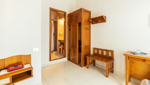 A room with a wooden bench, a desk, and a telephone. - Hotel Miramare (Dorgali)