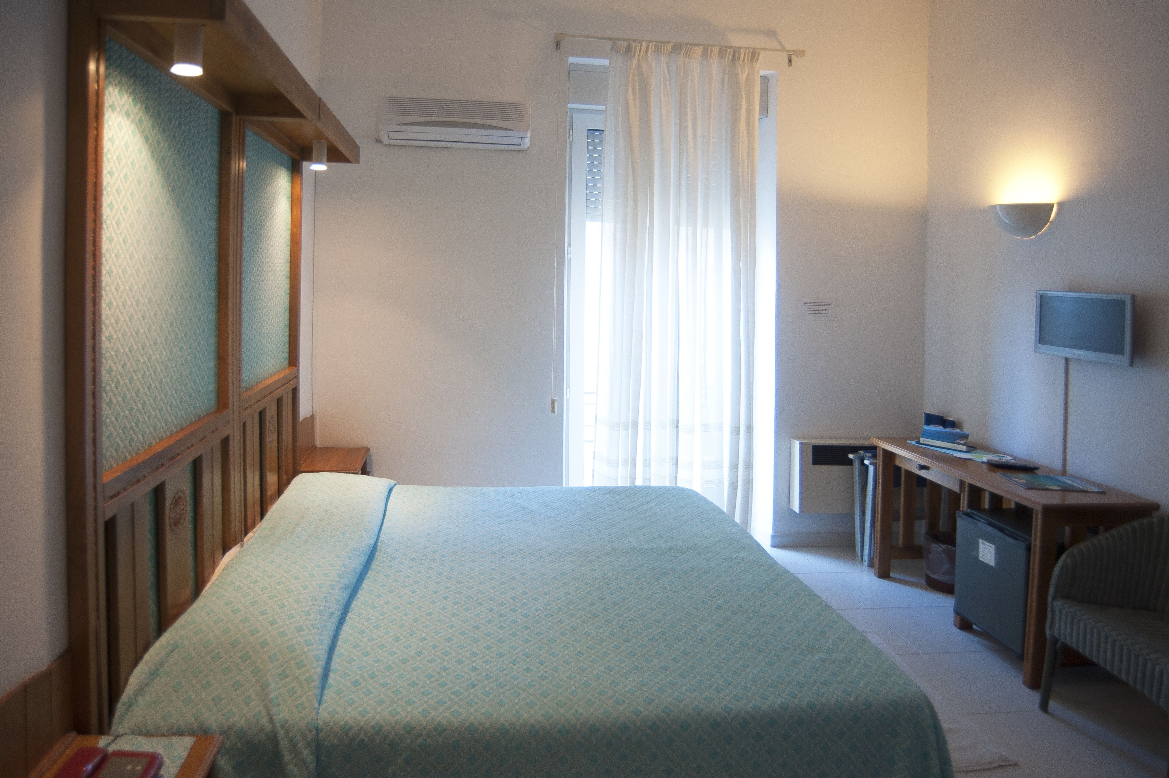 economy double or twin room | minibar, in-room safe, desk, free wifi