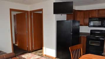 Executive Suite | Private kitchen | Fridge, microwave, stovetop, coffee/tea maker