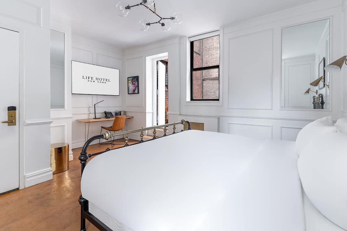 Deluxe Room, 1 King Bed | Premium bedding, pillow-top beds, in-room safe, individually decorated