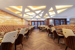 Frokost, lunsj og middag serveres, middelhavsretter 