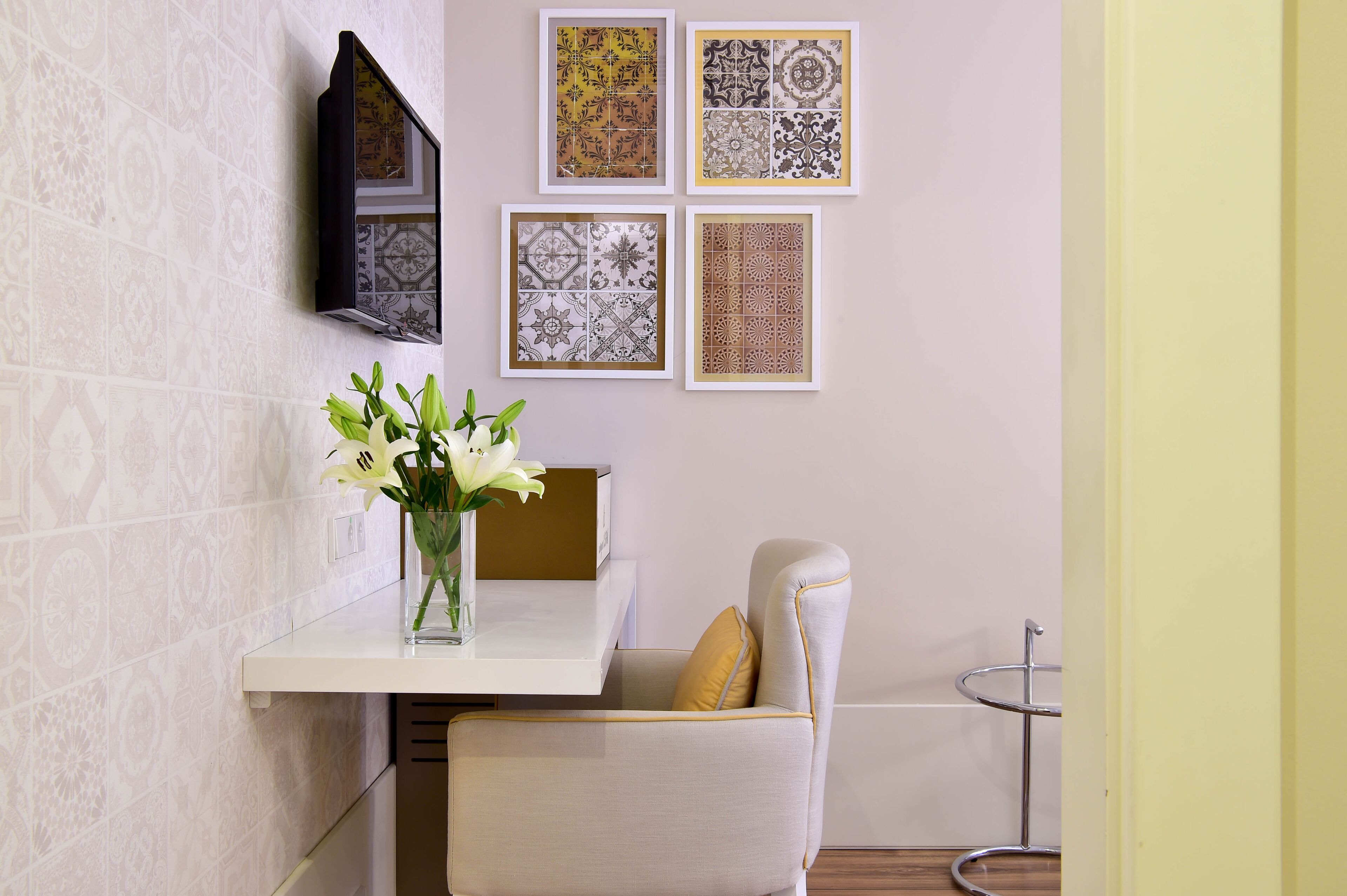 twin room | 1 bedroom, minibar, in-room safe, desk