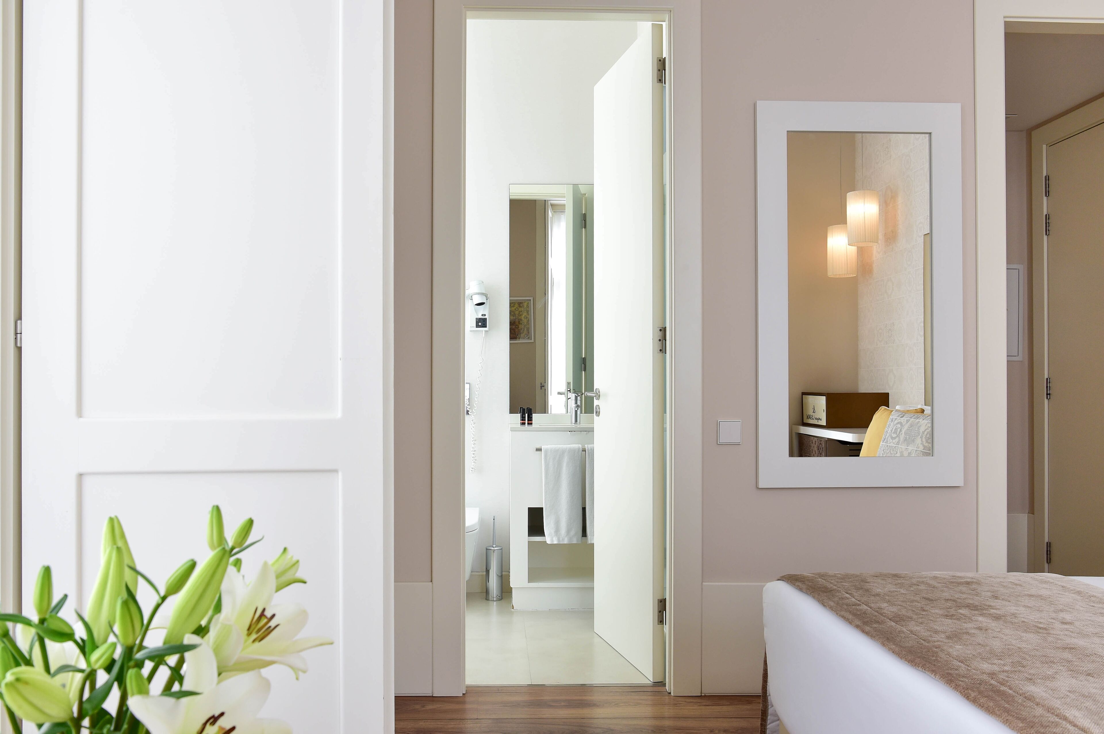 double room | 1 bedroom, minibar, in-room safe, desk