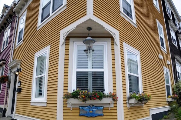 Vista frontal de la propiedad