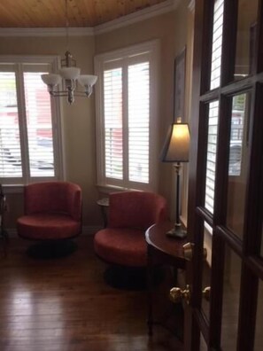 TV, iPod dock - The Narrows Bed & Breakfast (St. John's)