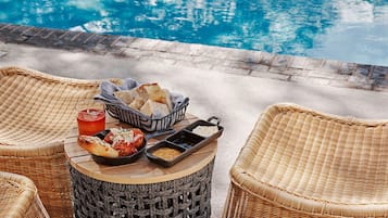 Frukost, lunch, middag och brunch serveras
