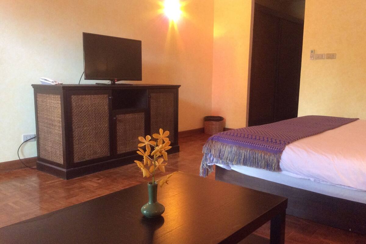 Bungalow, 1 King Bed, Pool Access, Pool View | Minibar, in-room safe, blackout drapes, rollaway beds