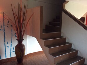 Ático Deluxe, 2 habitaciones, cocina, vistas a la piscina | Escaleras