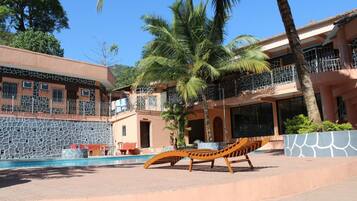 2 outdoor pools